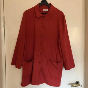 Röd linnekavaj - Säljer denna fina kavaj/blazern/kappan som jag köpt second hand men aldrig använt. Den är i jättefint skick!