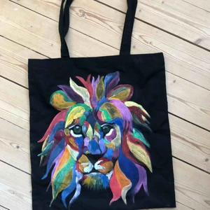  - Handmålad tygkasse! Lite färgfläckar på baksidan men det ser man ju ändå inte 🤪