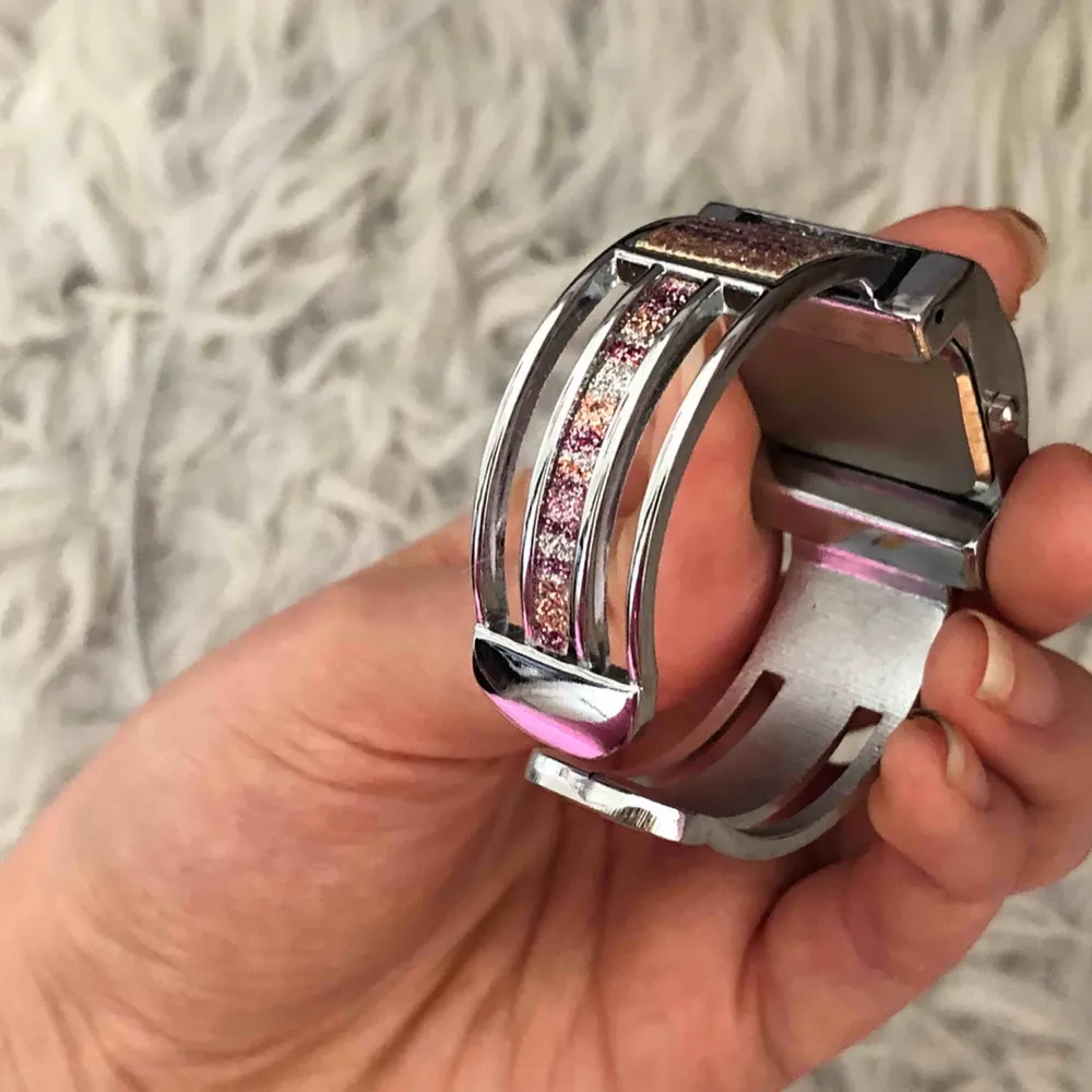 Jättesöt armbandsklocka med Y2K vibbar! Den är glittrig och silvrig med små rosa stenar🥺🥰 . Accessoarer.
