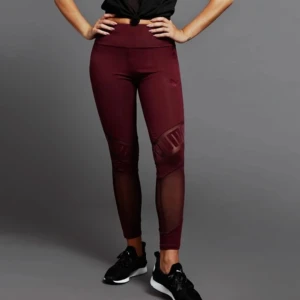 Puma x Kenza träningstights - Röda träningstights från Puma x Kenza Small Väldigt fint skick! Mesh vid vaderna och sammet liknande material längs sidorna, riktigt snyggt! Samfraktar