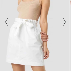  - Så fin HELT oanvänd vit jeanskjol från NAKD. Skulle säga att den är lite större i storleken så typ en S - M men även en XS pga den är justerbar i midjan. Nypris 300 💕
