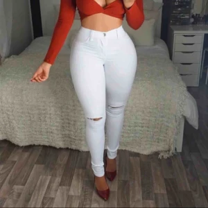  - Helt nya vita jeans med slitningar på knäna från Fashion Nova strlk 7 (s/m)  Jättefina och INTE genomskinliga säljer pga fel strlk😍. Nypris 315+frakt+tull. Kan mötas upp i sthlm❣️ Tveka inte om ni har frågor🤗