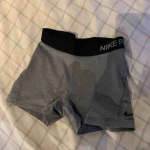  - Nike PRO shorts i snygg grå färg. Frakt ingår 