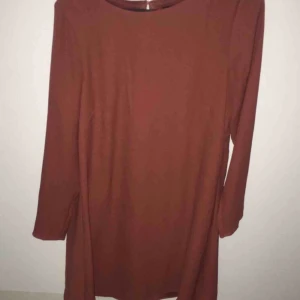  - En fin blusar från h&m använd några gånger men den är skön att ha på sig,köpte den för 269kr Köparen står för frakt.