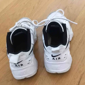  - NIKE AIR HEIGHTS Säljer ett par svinsnygga nikeskor pga de ej kommer till användning. Använda fåtal gånger. Jag har vanligtvis stl 38-39 i skor men dessa passar perfekt👌🏻 Köparen står för frakt❤️ Originalpris: 849kr  