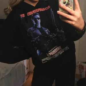  - Skitcool hoodie från Zara!! Riktigt fett tryck och hoodien är knappt använd! Säljs för att den tyvärr blivit lite liten samt att jag gillar lite större plagg. Skynda fynda❤️