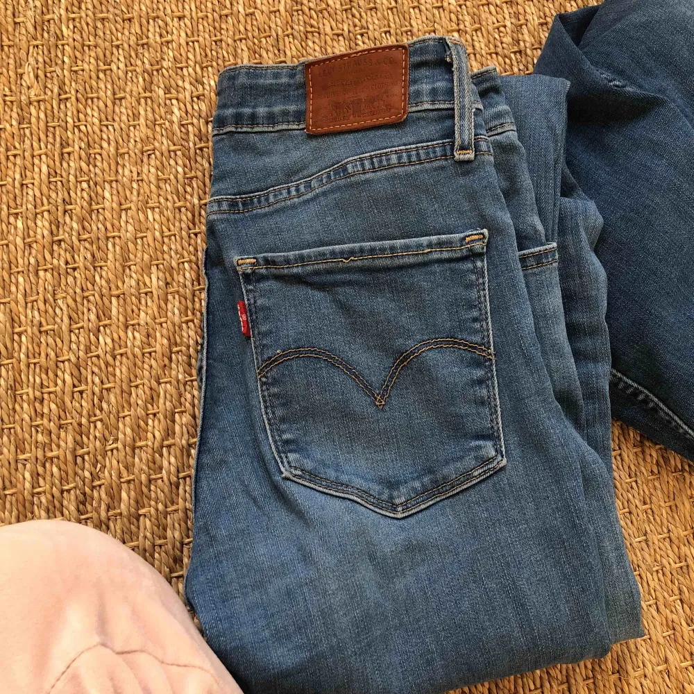 Jeans från Levis i modellen 721 highrise skinny. Skulle beskriva som mid rise och är Super sköna!   Möts upp i sthlm eller Frakt tilläggs  . Jeans & Byxor.