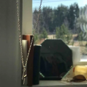  - Superfint halsband med en blixt på. Typ inte använt det alls så som nytt!💞