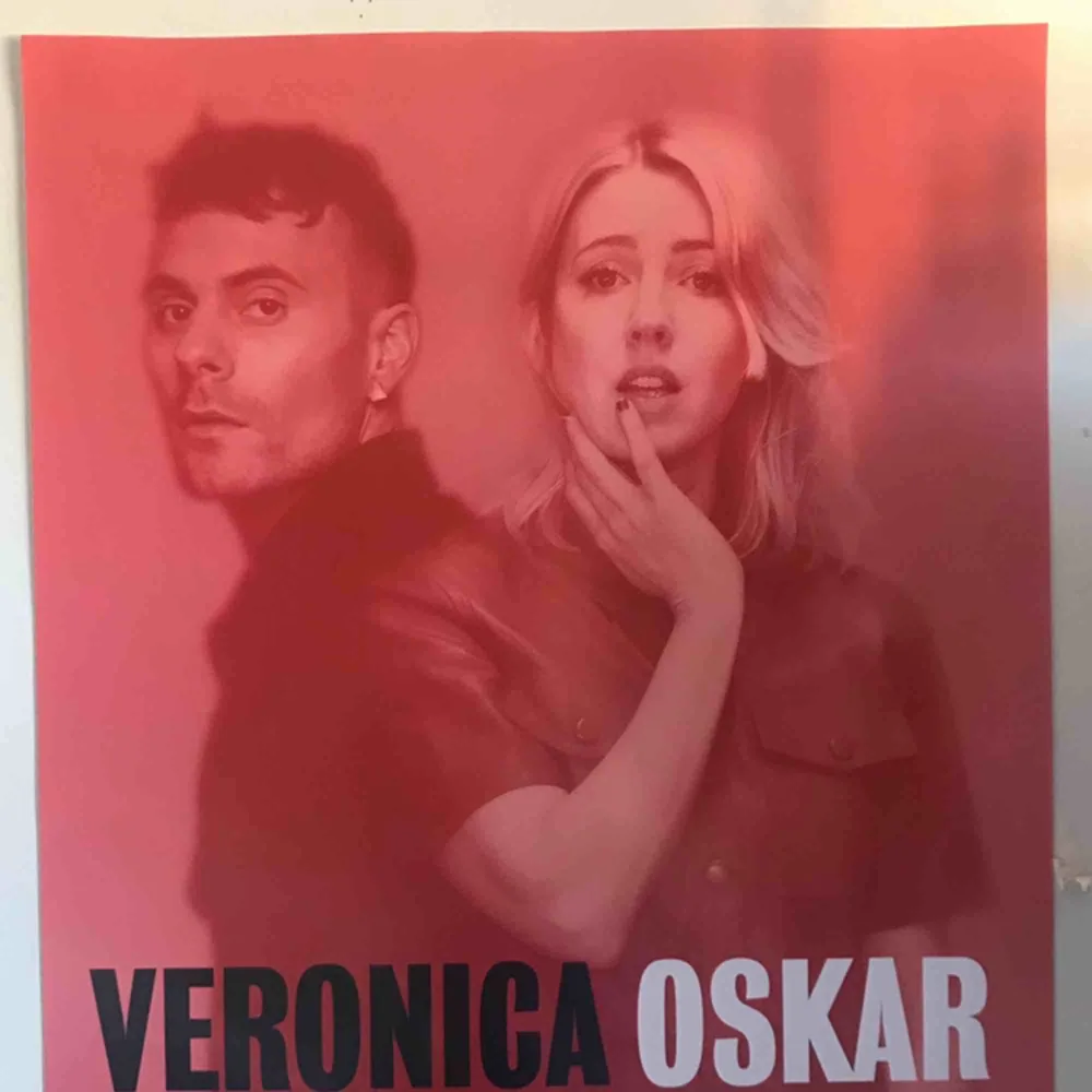 Veronica Maggio & Oskar Linnros poster från spelningen de gjorde på huskvarna sommaren 2019!! Postern har aldrig suttit uppe och är därför i superbra skick!. Övrigt.