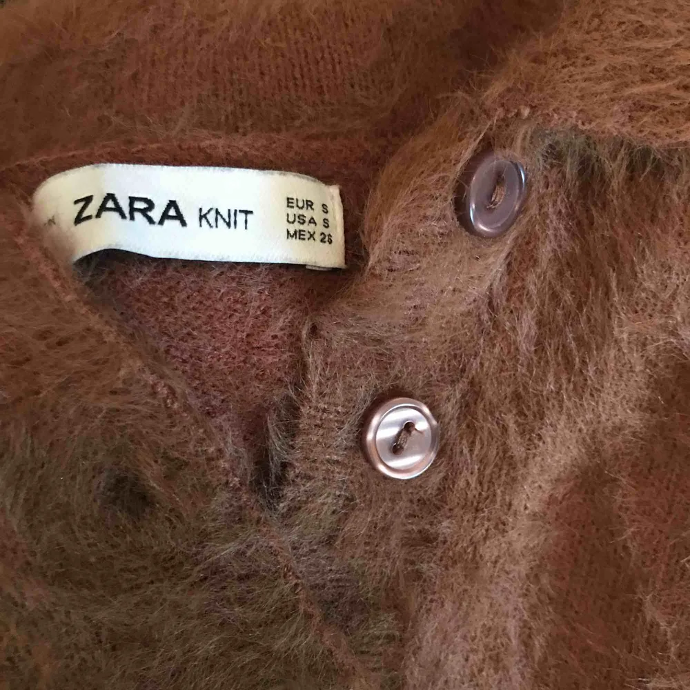 Mysig croppad knit-tröja från ZARA. Bra skick. Sitter sviiinbra på kroppen, framhäver formerna :) . Blusar.