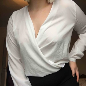 - Fin blus från Vero Moda! Sparsamt använd ❣️ Frakt på 45kr tillkommer!