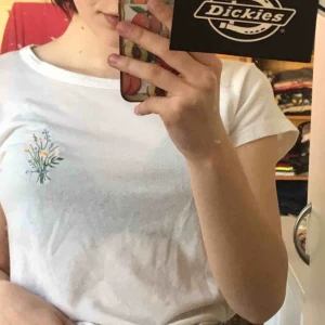  - Super gullig mjuk t-shirt med broderi, Frakt inräknat i priset, betalning sker via swish💕 bara att skicka ett meddelande vid frågor/om du vill ha fler bilder mm🥳 går alltid att pruta 