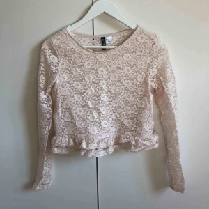  - Supersöt topp från H&M. Ljusrosa ton. Oanvänd. Frakt 39 kr🌿