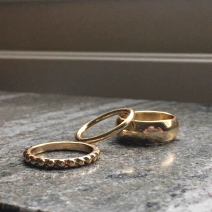  - Tre guldfärgade ringar! Aldrig använda!  Frakt på 11kr tillkommer🌟