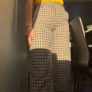 Rutiga byxor - Rutiga/mönstrade byxor från hm! Aldrig använda då jag råka köpa dom i för liten storlek:( har prislappen kvar! Lite utsvängda i benen och slutar på mig som är 168 ungefär 1dm över ankeln. Perfekta nu till våren☺️💐🌾 90kr+frakt