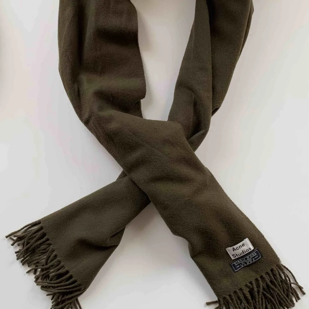Acne Studios Canada Scarf, Dark green, one size, barely used, excellent condition. Accessoarer.