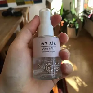 Återfuktande ansiktsspray från Ivy Aia. Har många återfuktande ingredienser så som jojoba oil, latic acid och Maris aqua. På bild 2 ser man hur mycket som finns kvar