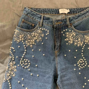 - ascoola jeans från nakd!! knappt använda pga att de är för korta (är 173 med extremt långa ben). Är i storlek 38 men skulle snarare säga en 36. Nypris runt 500🌟😁💙köpare betalar frakt!!