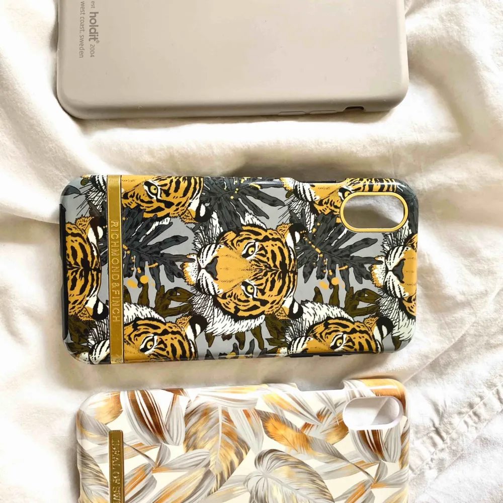 Jätte fina iPhone X skal holdit, Richmond & fin samt ideal of sweden ✨✨✨alla är i nyskick inget är trasigt kan säljas styck eller i set. Accessoarer.