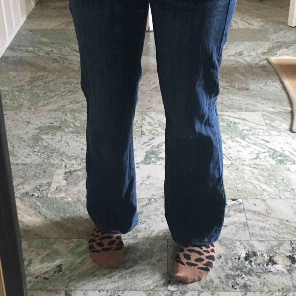 superfina lågmidjade american eagle jeans!! står storlek 6, jag är typ 166 men kom dm om du är intresserad av mått. . Jeans & Byxor.