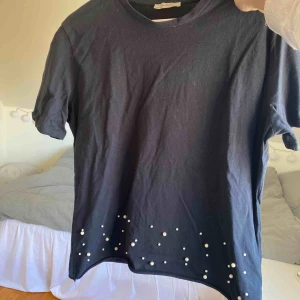  - T-shirt med pärlor ifrån Zara som aldrig är använd.
