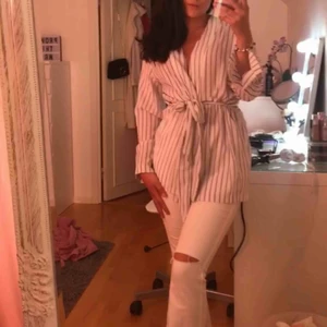 blazer/blus - säljer denna fina blazern ifrån H&M, superfin & endast använd 1 gång för & ta bild. man knyter den själv så den går även att ha öppen!