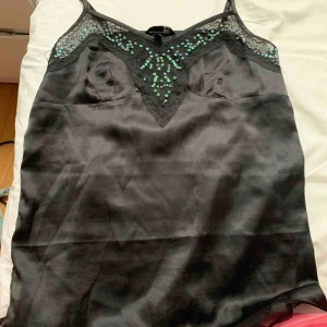  - Jättefint linne! Storlek 38 men skulle säga att den sitter som en S!