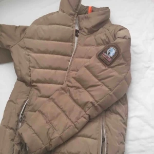 Parajumper  - En Parajumper jacka som jag säljer på grund av fel stolek, Stolek M Köpt online från Parajumpers egna hemsida. Möts i Umeå eller Fraktas men då betalar du för frakt. Världens bästa dunjacka! 💯