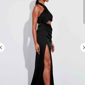Svart satinklänning - Svart satin klänning från missguided, aldrig använd endast testad. Säljer pga fel storlek, för stor för mig. Frakt ingår i priset. 💕 inte mina bilder. 