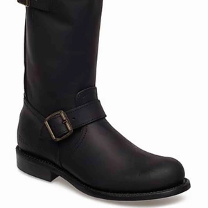  - Primeboots svart/guld kedja Använda fåtal gånger