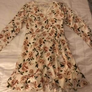  - Superfin klänning med öppna armar. Volang ner till. 