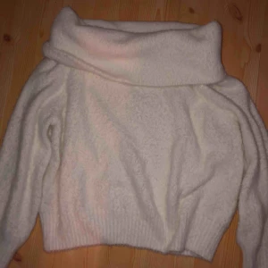  - vit stickad off shoulder från hm( använt 1 gång)s/m 50 kr •vit tunn off shoulder från Gina S/M! 50 kr