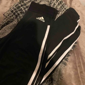  - Tränings tights i leggings materiel. Storlek xs men passar mig som har xs/ S i byxor 