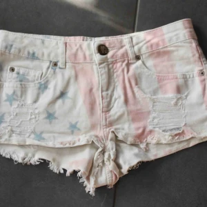  - SVINSNYGGA shorts med  🇺🇸 flaggan från topshop! Köpta för cirka 8-9 år sedan. I bra skick!!!   Kan mötas i Stockholm, frakt enligt överenskommelse   