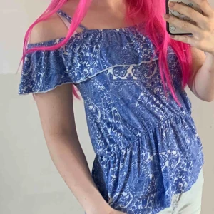  - Andvänt tre gånger, inget för mig. Tunn o somrigt linne med band som kan skysteras (stav). Den är blå och vit mönstrad.