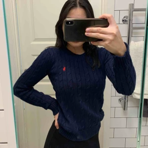  - Marinblå / mörkblå kabelstickad tröja ifrån Ralph Lauren i storlek XS. Jättefint skick, som ny! (Spegeln som är smutsig, inte tröjan)   Köpare står för frakten (59kr)💝  Vid upphämtning så är det swisch som gäller💞