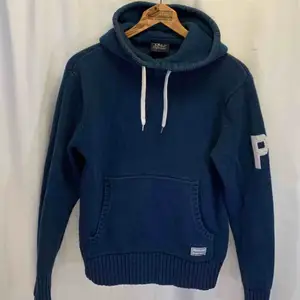 Snygg vintage Peak Performance hoodie.  Storlek S, i mycket gott skick, kan hämtas i Uppsala eller skickas mot fraktkostnad.