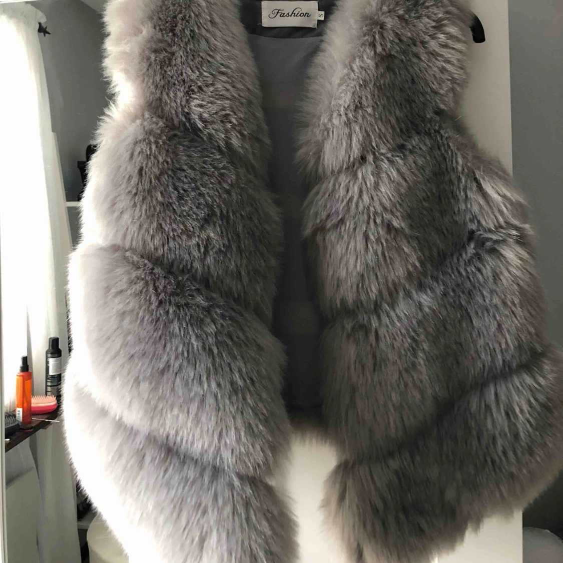 Grå superfin fejkpälsväst 