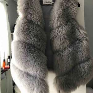 Grå superfin fejkpälsväst  - Superfin och varm fejkpälsväst. Superfin nu till hösten. Passar alla storlekar 