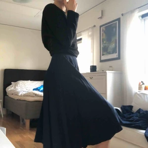  - Mörkblå långkjol, vintage. Står 40 på lappen men passar mig som är 34-36. Möts upp i Stockholm eller så delar vi frakten!