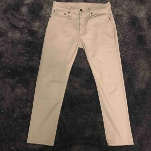  - Levis 502 chinos i khaki färg, Condition 9/10. Märket har ett litet veck.