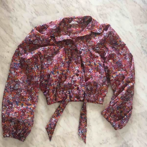  - Gullig blus! I nyskick. Står storlek 44 i den men skulle säga att den passar s/m. Kan mötas i Gbg eller Malmö, annars tillkommer frakt på ca 45 kr.