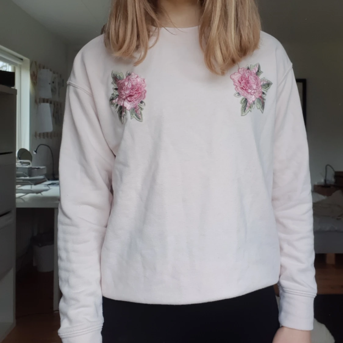 Ljusrosa tröja m. rosor