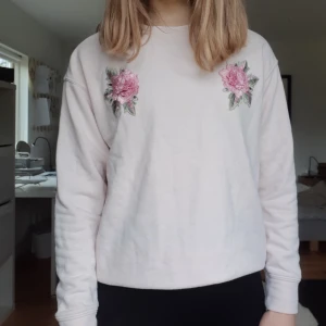 Ljusrosa tröja m. rosor - Använd en gång - bra skick