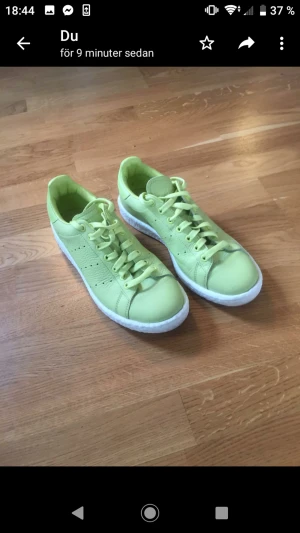 Ljusgröna Adidas stan smith  - Ljusgröna Adidas stan smith i storlek 43. Supersnygga och enbart använda en gång. 
