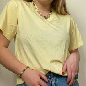  - Gul v-ringad t-shirt från & other stories. Endast använd en gång! 