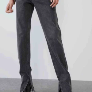  - Säljer dessa populära, slutsålda jeans från Zara! Köpte men var tyvärr för små:/ Ursnygga och passar en 34⚡️⚡️Bud på 750!