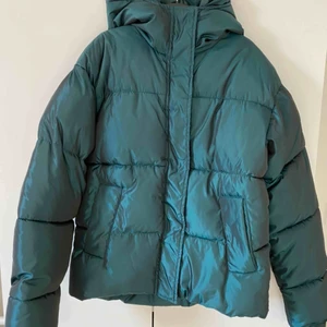  - Grön vadderad jacka från NA-KD.  Jackan är i mycket fint skick då den är använd endast två gånger. Nypris 699 kr. Storlek: 34, jackan är stor i storleken. Köpare står för frakt.✨ Pris kan även diskuteras
