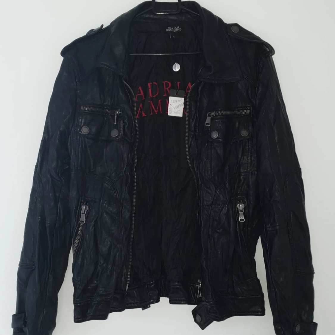 Svart skinnjacka från AH.