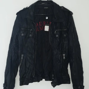 Svart skinnjacka från AH. - Limited edition. Aldrig använd. Ska den skickas tillkommer spårbar frakt 63kr. 